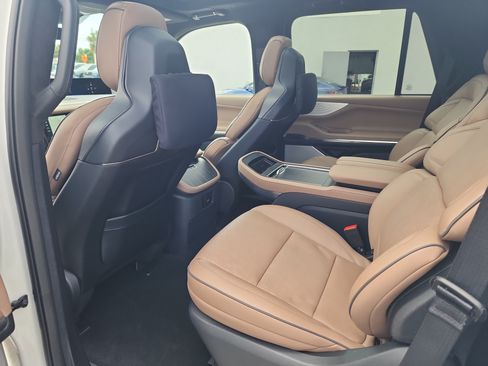Used 2025 Lincoln Navigator Black Label AWD/4WD image 18