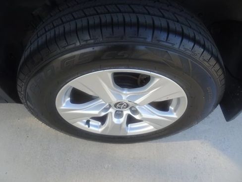 Used 2021 Toyota RAV4 XLE w/ Convenience Package FWD image 10