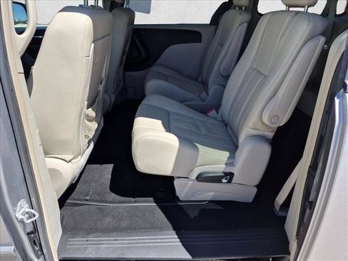 Used 2015 Chrysler Town & Country LX FWD image 18