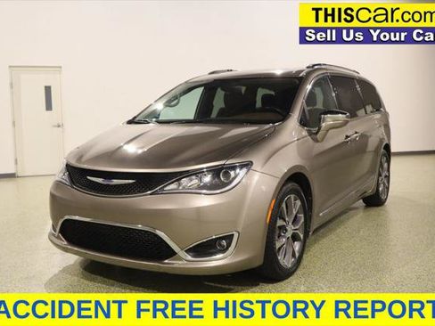 Used 2018 Chrysler Pacifica Limited w/ Tire & Wheel Group FWD image 4