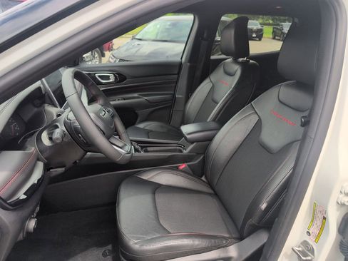Used 2025 Jeep Compass Trailhawk AWD/4WD image 10