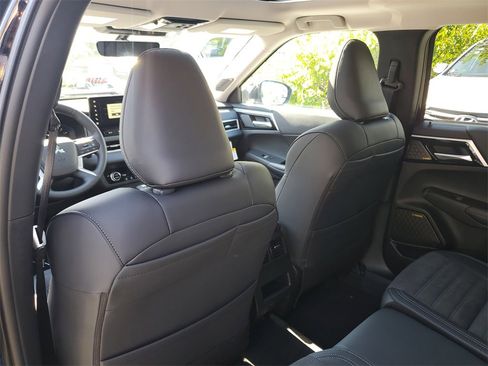 New 2026 Mitsubishi Outlander SE image 14