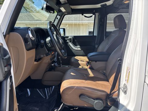 Used 2017 Jeep Wrangler Unlimited Sahara w/ Connectivity Group AWD/4WD image 17