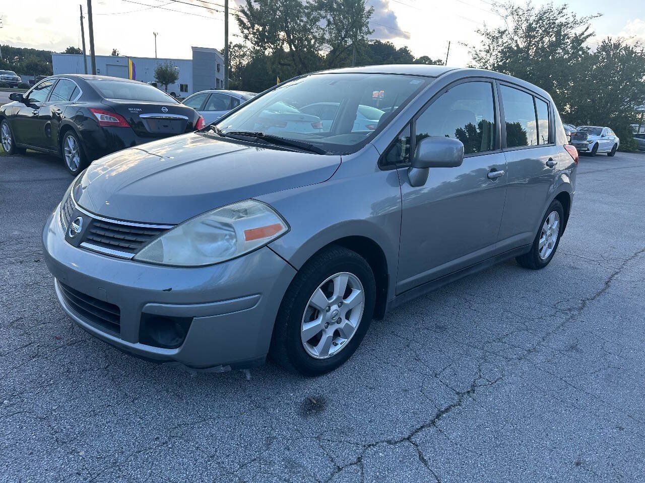 Used 2009 Nissan Versa Hatchback w/ Convenience Pkg FWD image 2