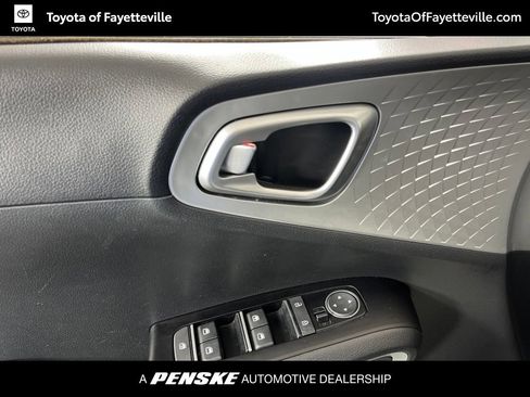 Used 2025 Kia Soul LX FWD image 23