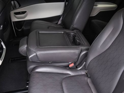 Used 2024 Kia Carnival LX FWD image 19