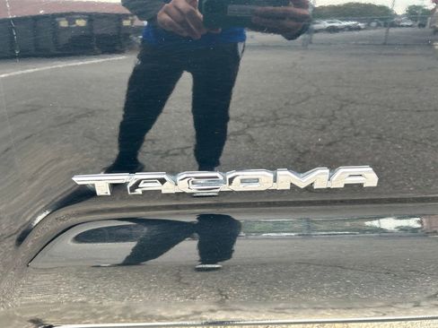 Used 2020 Toyota Tacoma SR5 AWD/4WD image 13