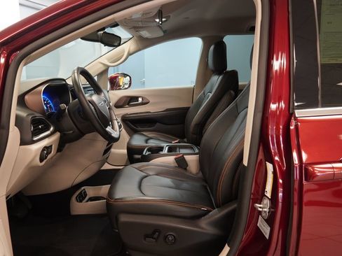 Used 2017 Chrysler Pacifica Touring-L FWD image 5