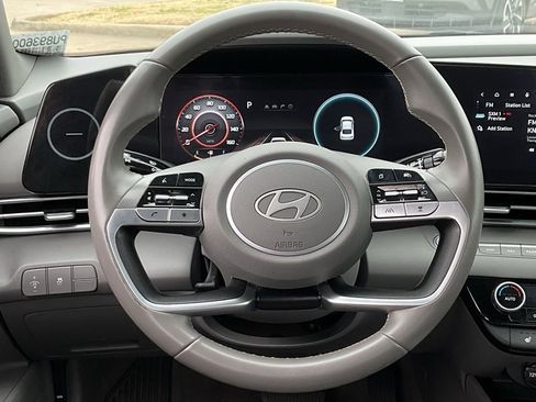 Used 2025 Hyundai Elantra SEL image 22