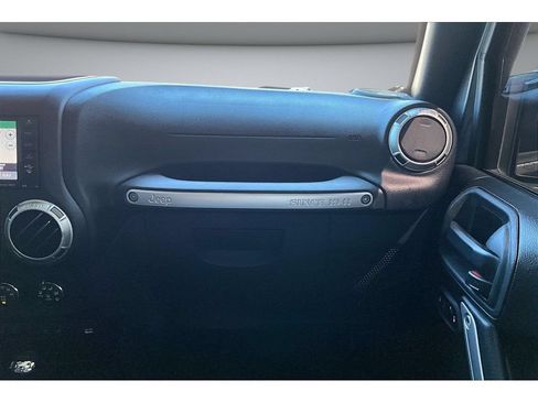 Used 2017 Jeep Wrangler Unlimited Rubicon w/ Connectivity Group AWD/4WD image 43