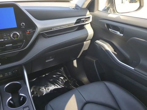 Certified 2024 Toyota Highlander XLE image 17
