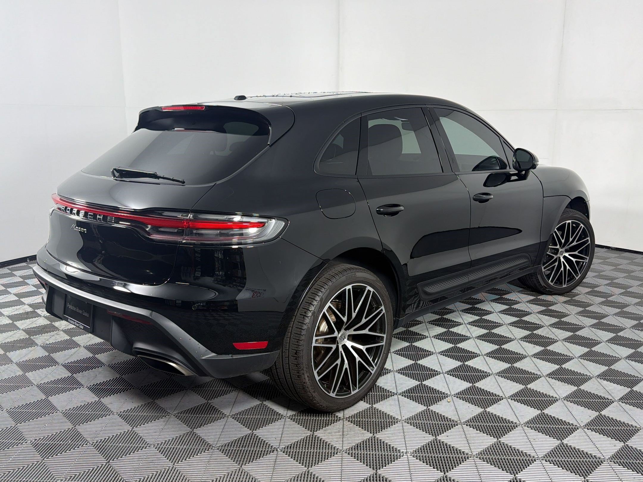Certified 2026 Porsche Macan AWD/4WD image 9