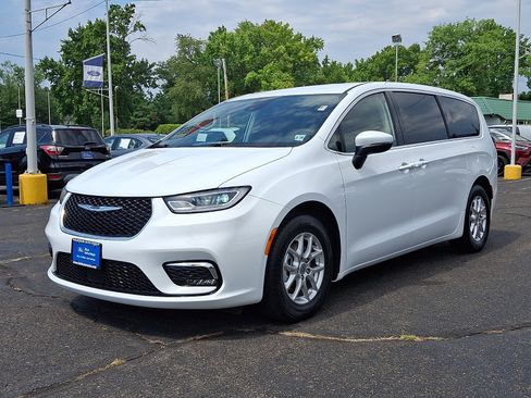 Used 2023 Chrysler Pacifica Touring-L FWD image 3