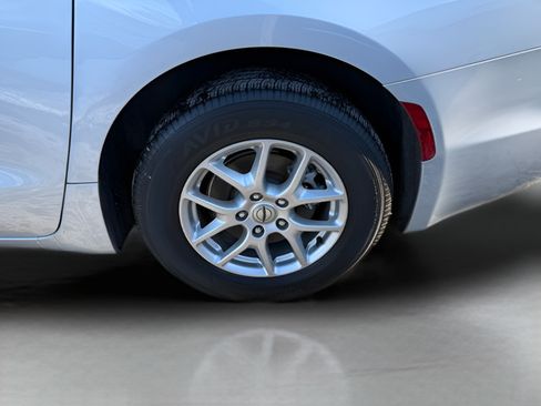 Used 2024 Chrysler Pacifica Touring-L FWD image 22
