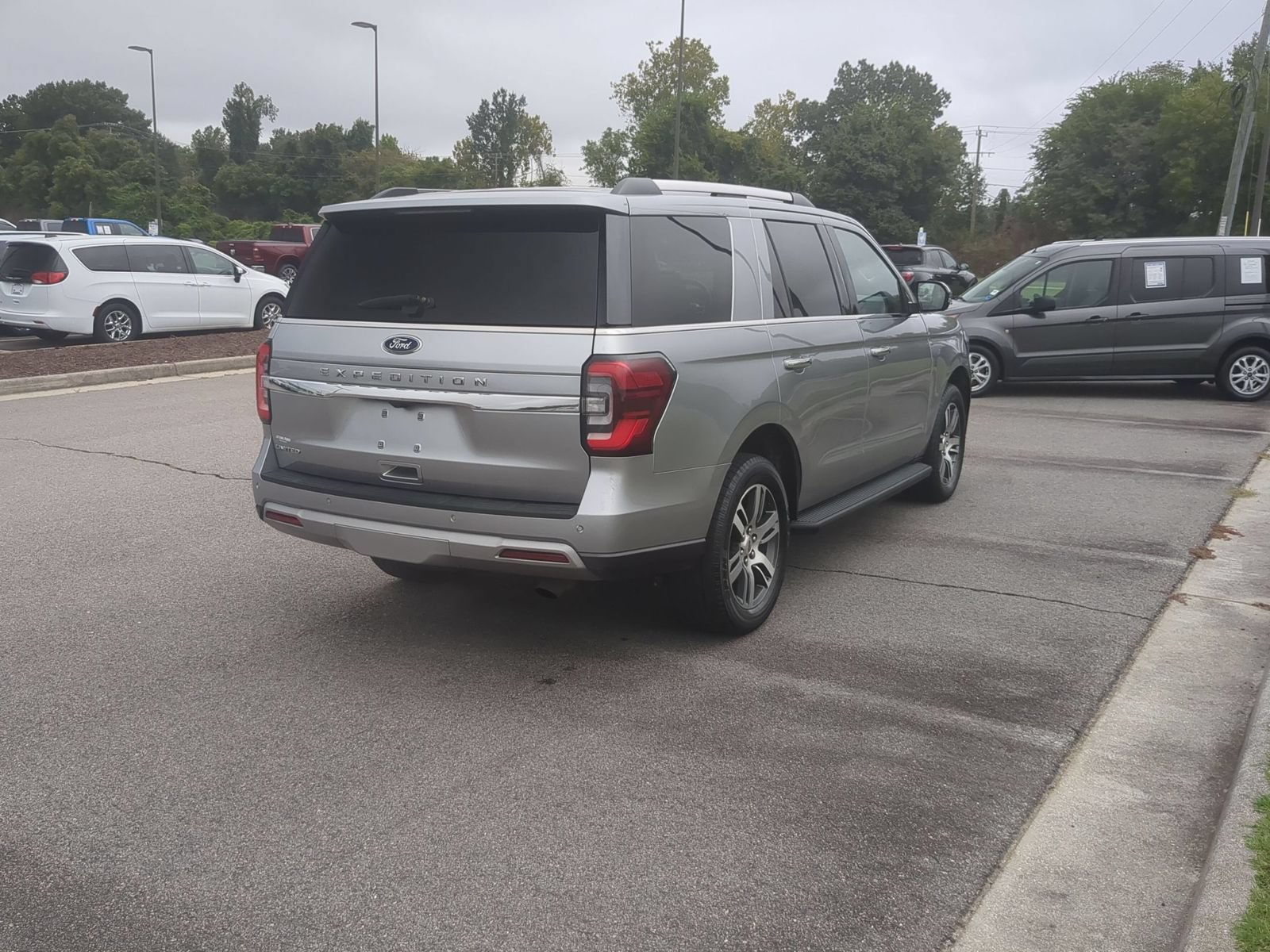 Used 2024 Ford Expedition Limited RWD image 3