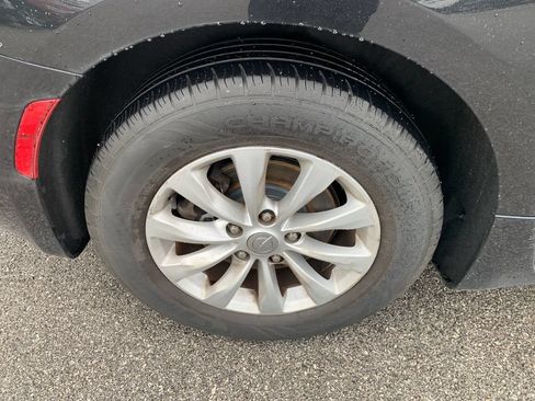Used 2018 Chrysler Pacifica Touring-L FWD image 27