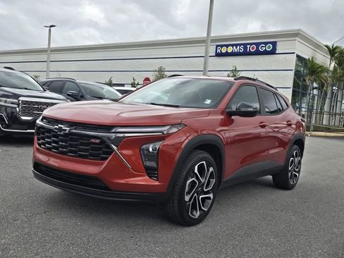 Used 2024 Chevrolet Trax RS w/ Sunroof Package image 3