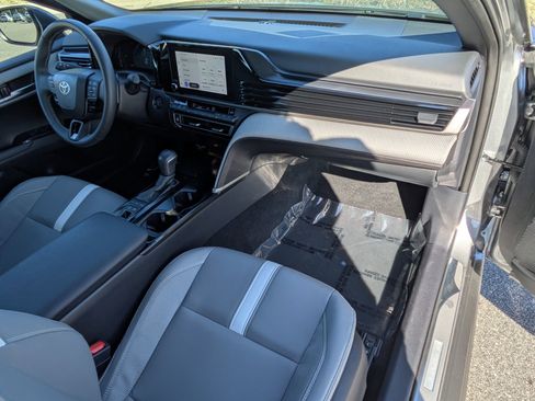 Used 2025 Toyota Camry SE w/ Convenience Package image 25