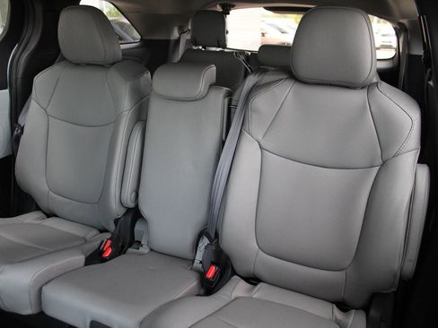 Used 2026 Toyota Sienna XLE FWD image 33