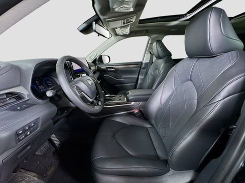 New 2026 Toyota Highlander Platinum image 18