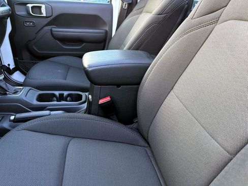 Used 2023 Jeep Wrangler Unlimited w/ Sun & Screen Package image 11