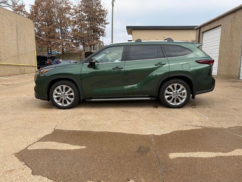 Used 2024 Toyota Highlander Limited image 2