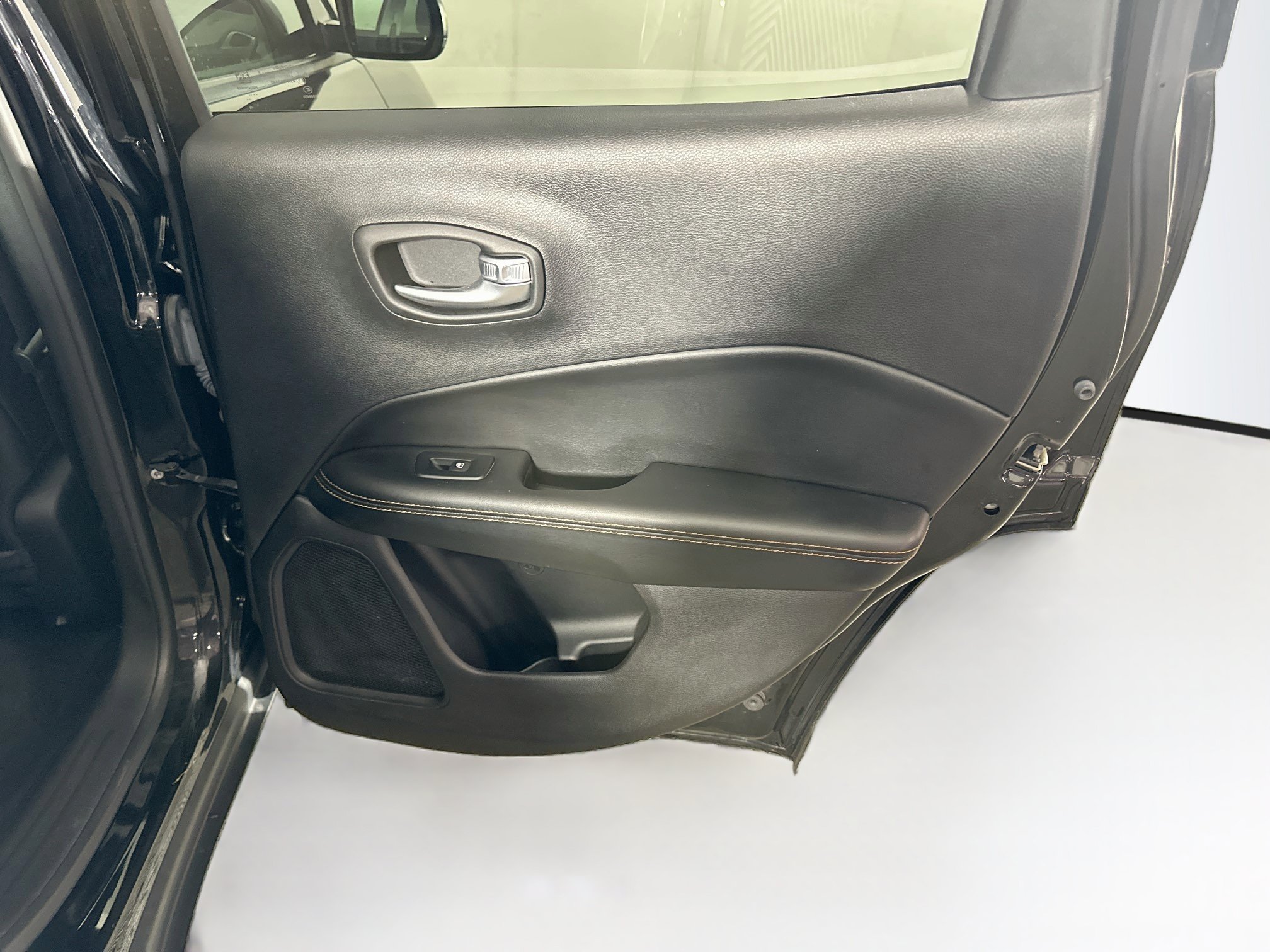 Used 2018 Jeep Compass Limited w/ Navigation Group AWD/4WD image 30