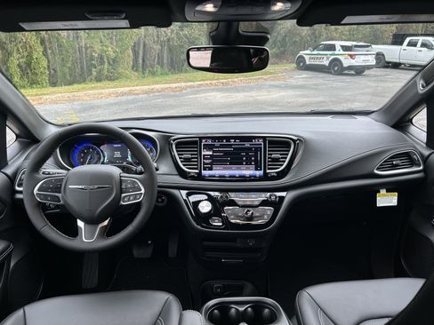 New 2026 Chrysler Pacifica Select image 41