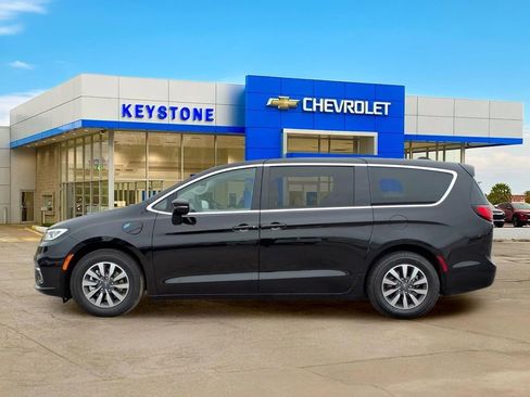 Used 2024 Chrysler Pacifica Limited FWD image 4