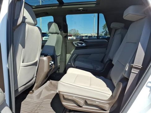 Used 2023 GMC Yukon SLT w/ SLT Premium Package image 18