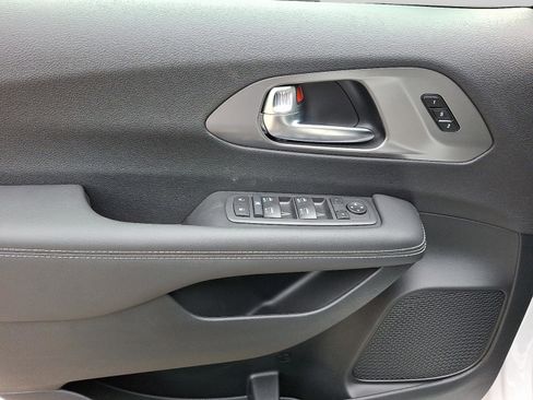 New 2026 Chrysler Pacifica Select image 8
