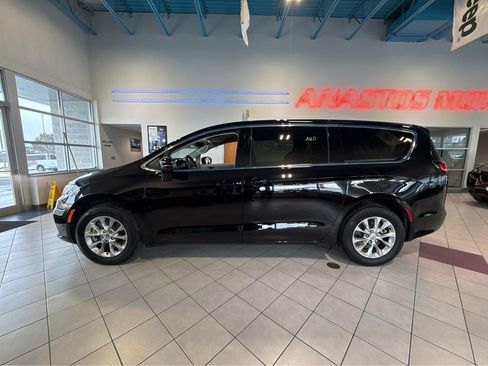 Used 2024 Chrysler Pacifica Touring-L AWD/4WD image 10