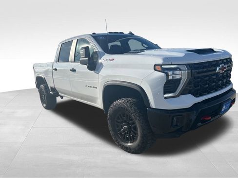Used 2024 Chevrolet Silverado 2500 ZR2 w/ Technology Package image 10