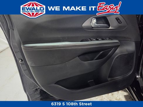 New 2026 Chrysler Pacifica Select image 11