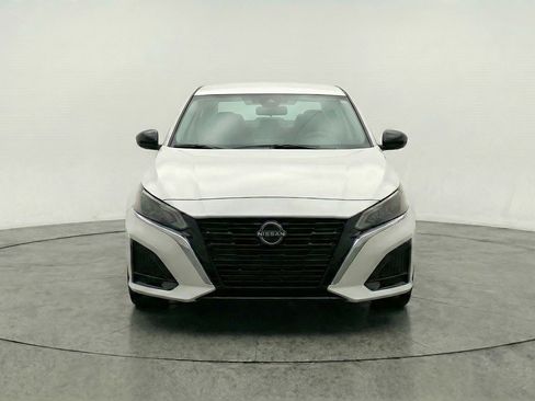 Used 2025 Nissan Altima 2.5 SV FWD image 2