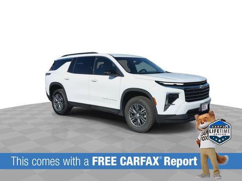 Used 2025 Chevrolet Traverse LT image 2