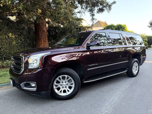 Used 2017 GMC Yukon XL SLT w/ Open Road Package AWD/4WD image 3