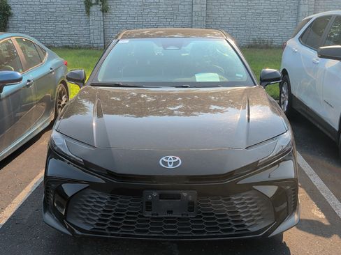 Used 2025 Toyota Camry SE FWD image 8