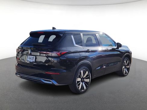 New 2025 Mitsubishi Outlander SE image 3