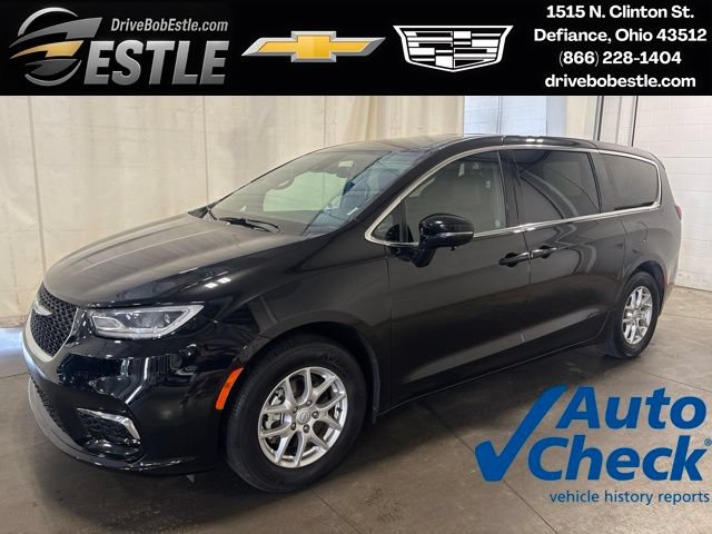 Used 2025 Chrysler Pacifica Select FWD image 1