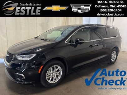 Used 2025 Chrysler Pacifica Select