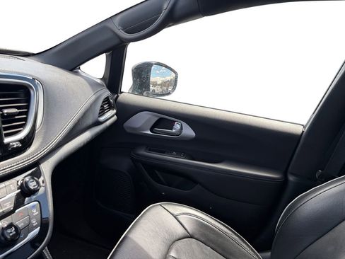 Used 2025 Chrysler Pacifica Limited FWD image 25