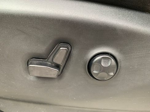 Used 2024 Chrysler Pacifica Touring-L FWD image 17