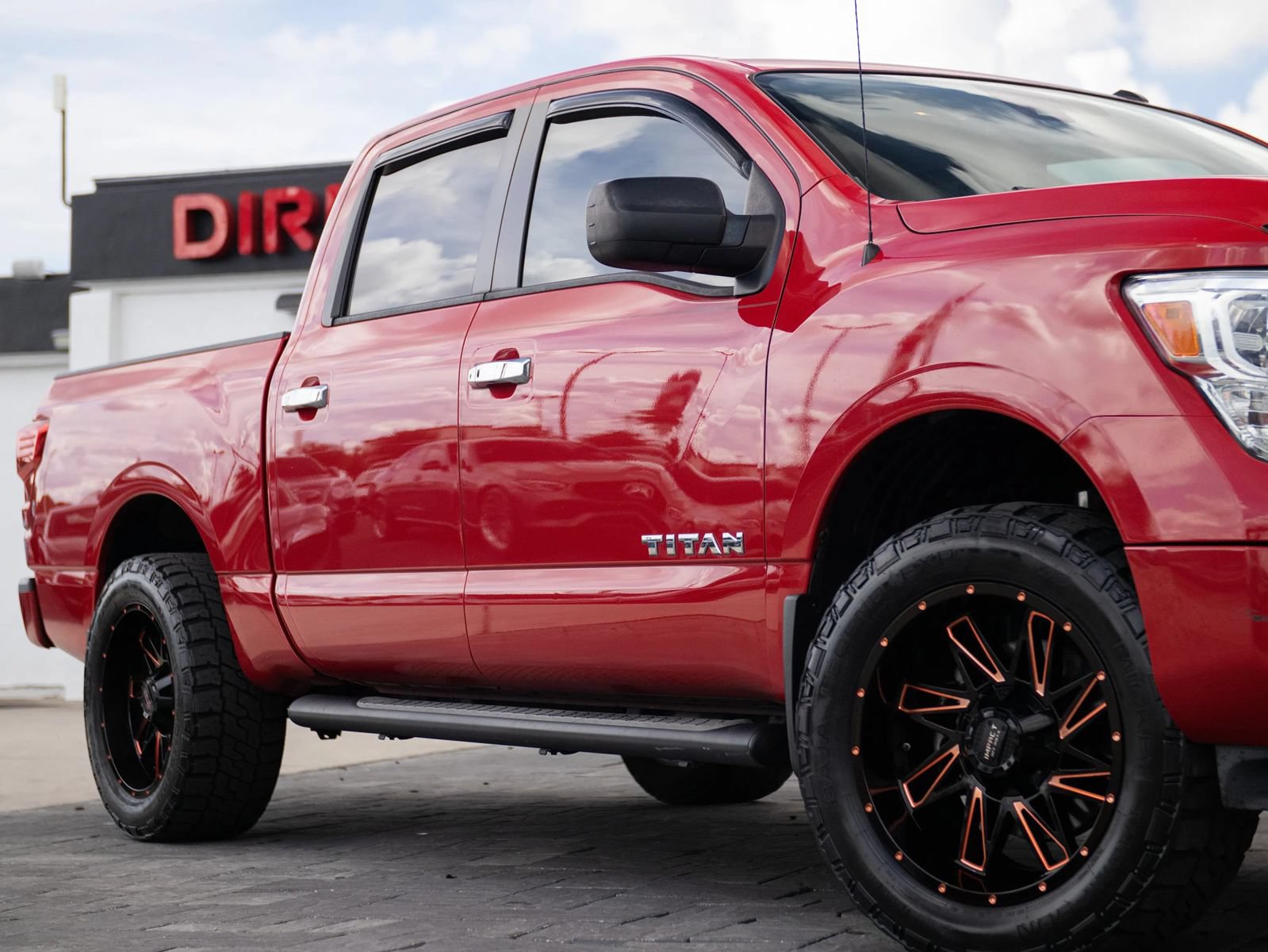 Used 2021 Nissan Titan SV w/ SV Convenience Package RWD image 3