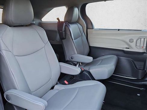 Used 2024 Toyota Sienna XLE image 19