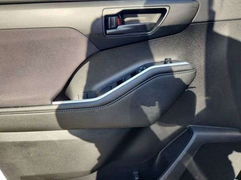 Used 2023 Toyota Highlander L image 21