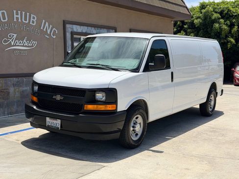 Used 2017 Chevrolet Express 3500 Extended RWD image 2