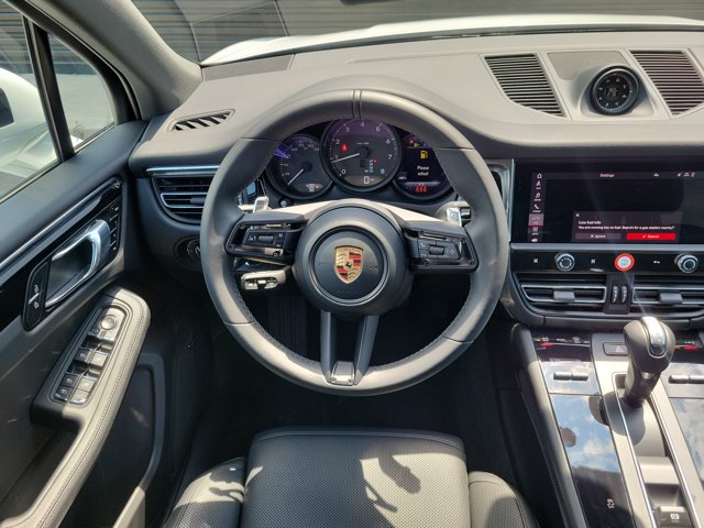 Certified 2026 Porsche Macan AWD/4WD image 8