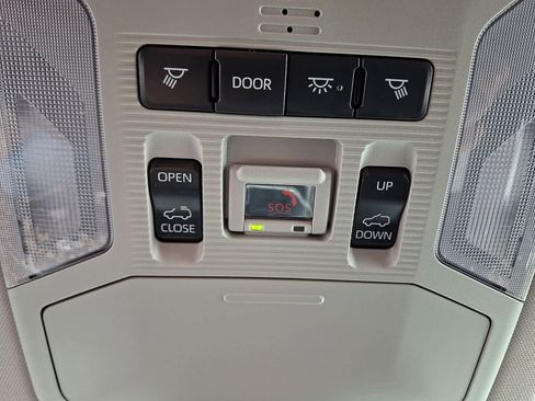 Used 2020 Toyota RAV4 Limited image 27