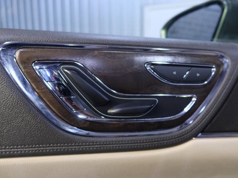 Used 2017 Lincoln Continental Select w/ Technology Package image 30